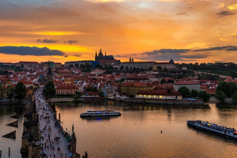 Private 8-Hour Prague Highlights Tour with Castle, Lunch & Boat Cruise 1